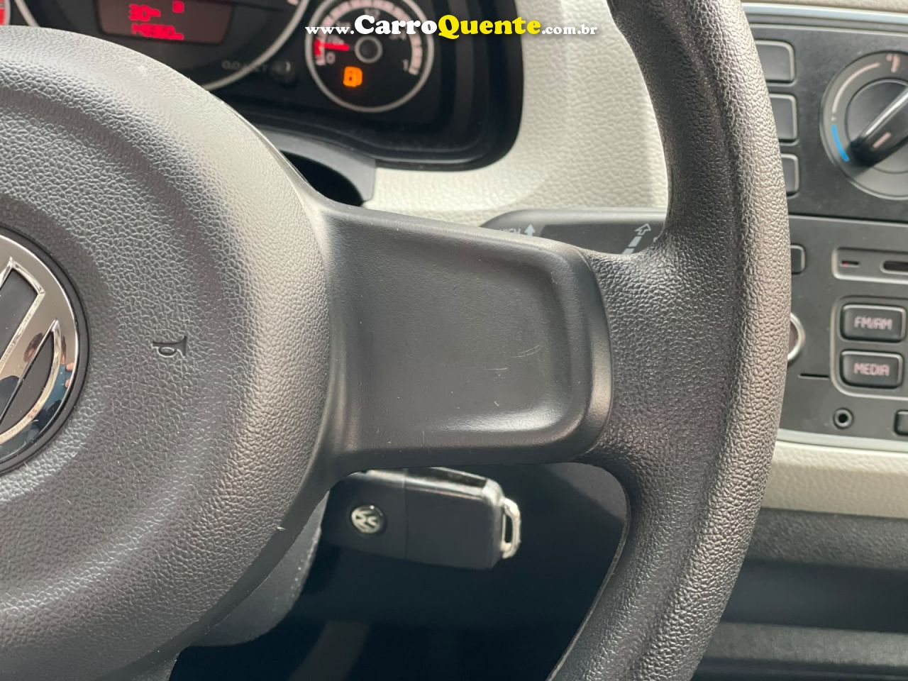 VOLKSWAGEN   UP! MOVE 1.0 TSI TOTAL FLEX 12V 5P   BRANCO 2016 1.0 FLEX - Loja