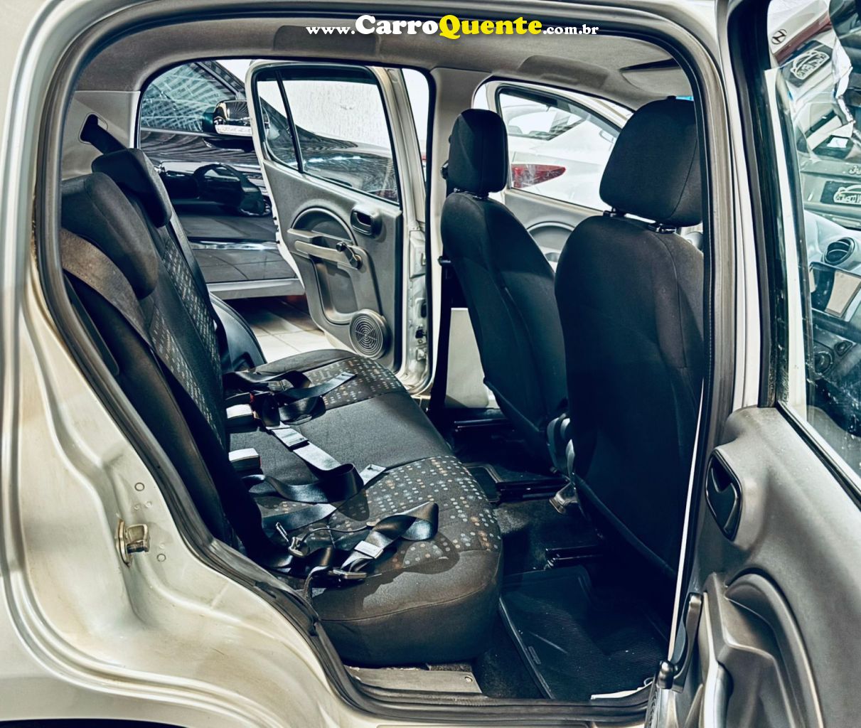 FIAT   UNO VIVACE CELEB. 1.0 EVO F.FLEX 8V 5P   PRATA 2013 1.0 FLEX - Loja