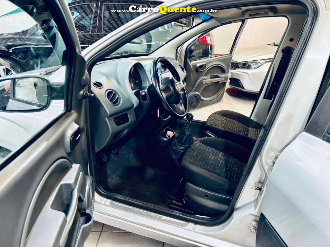 FIAT   UNO VIVACE CELEB. 1.0 EVO F.FLEX 8V 5P   PRATA 2013 1.0 FLEX - Loja