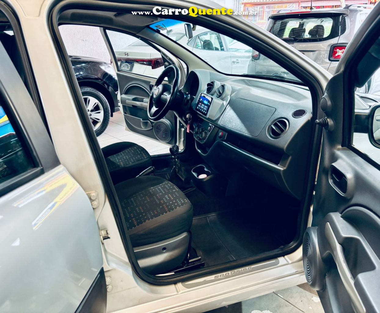 FIAT   UNO VIVACE CELEB. 1.0 EVO F.FLEX 8V 5P   PRATA 2013 1.0 FLEX - Loja