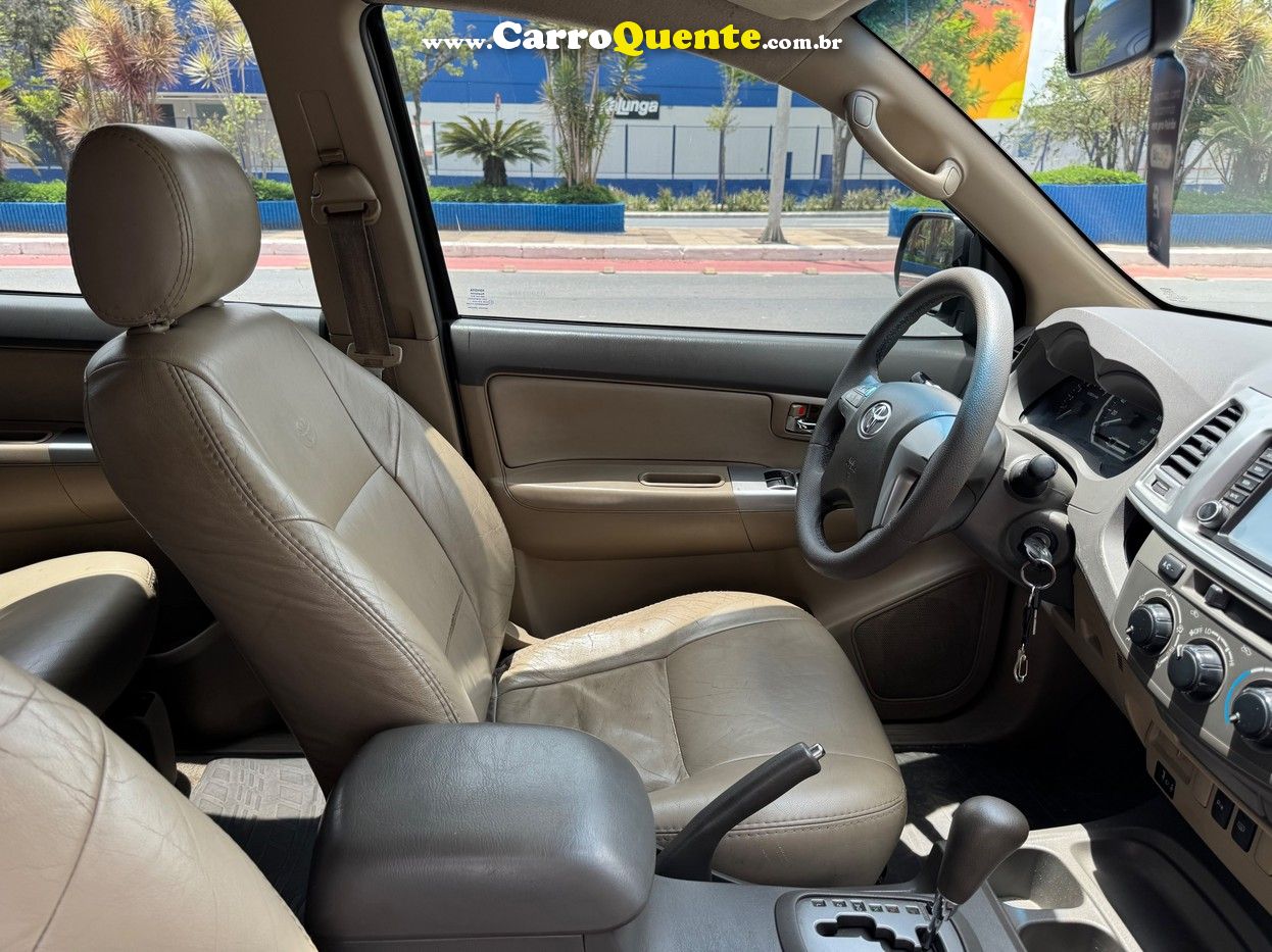 TOYOTA HILUX SW4 2.7 SR 4X2 16V 2013 - Loja
