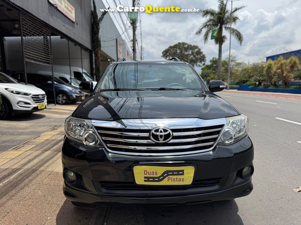 TOYOTA HILUX SW4 2.7 SR 4X2 16V 2013 - Loja