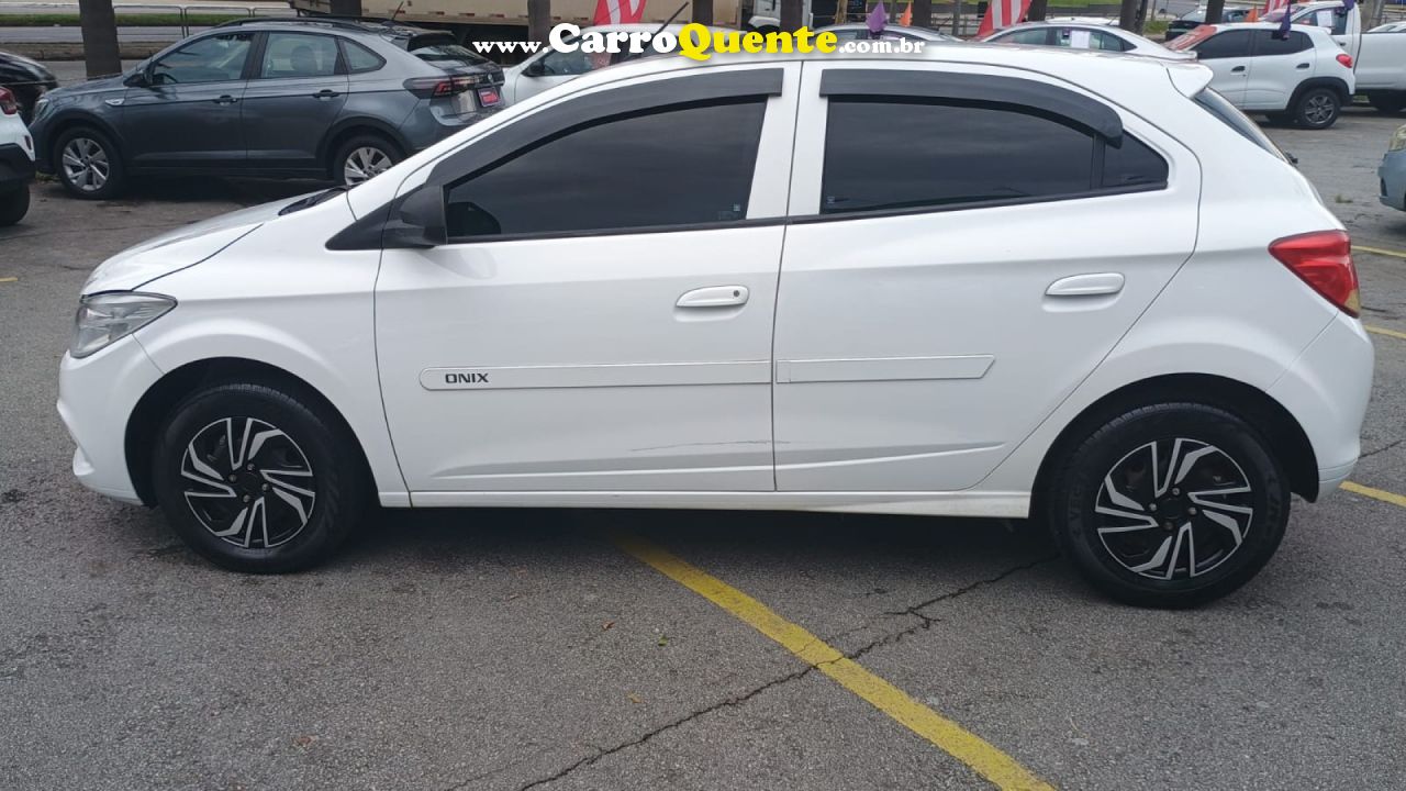 CHEVROLET   ONIX HATCH LT 1.0 8V FLEXPOWER 5P MEC.   BRANCO 2015 1.0 FLEX - Loja