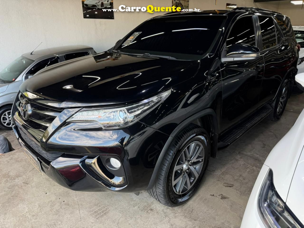 TOYOTA   HILUX SW4 SRX 4X4 2.8 TDI 16V DIES. AUT.   PRETO 2017 2.8 DIESEL - Loja