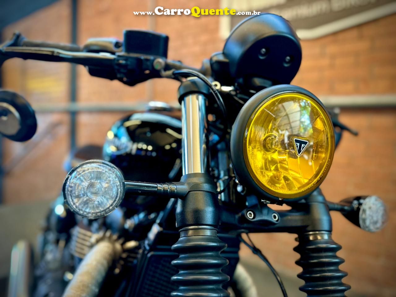 TRIUMPH BONNEVILLE BOBBER 1200 2017 - Loja