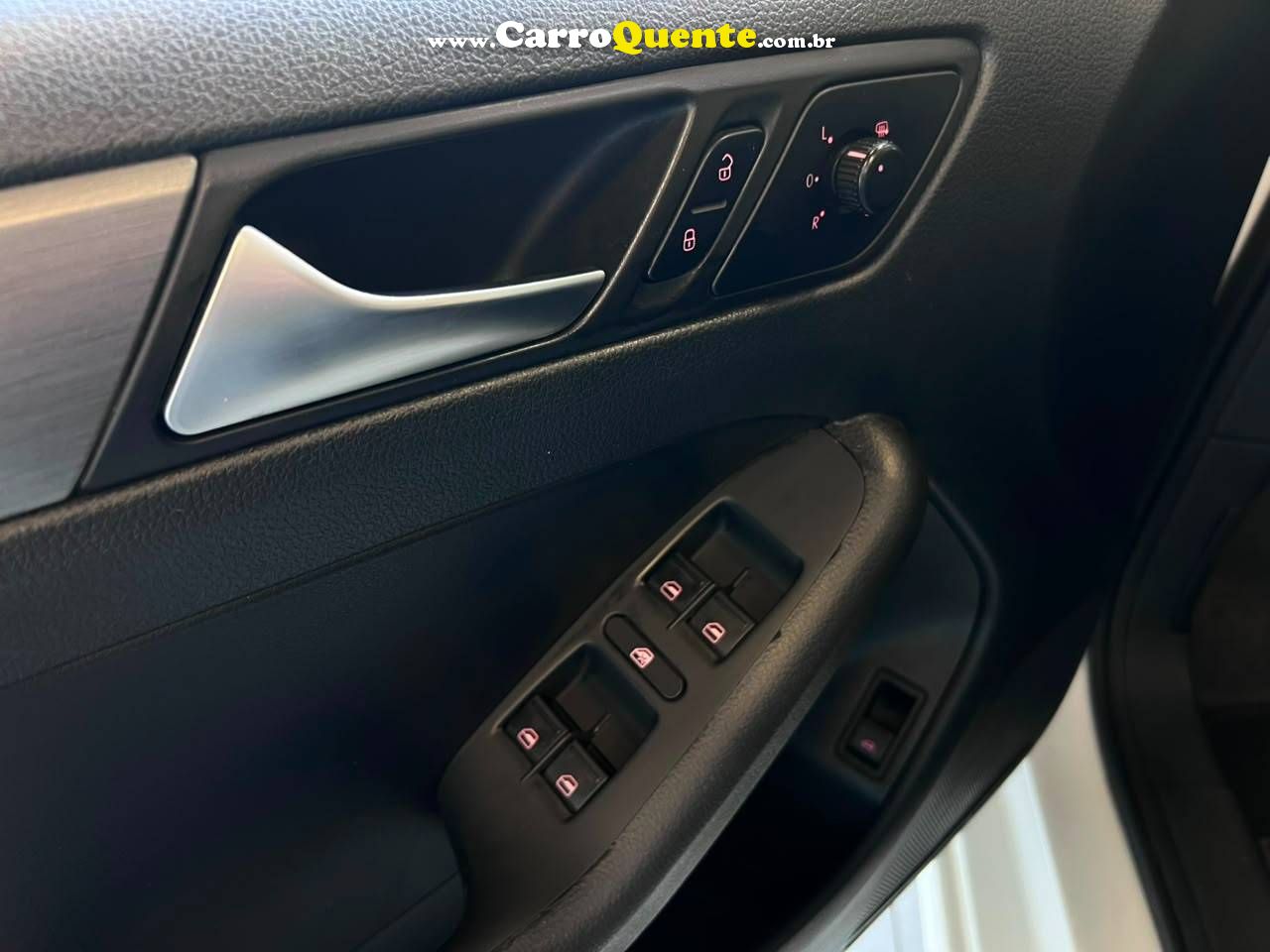 VOLKSWAGEN JETTA 2.0 TSI HIGHLINE 200CV 2012 - Loja