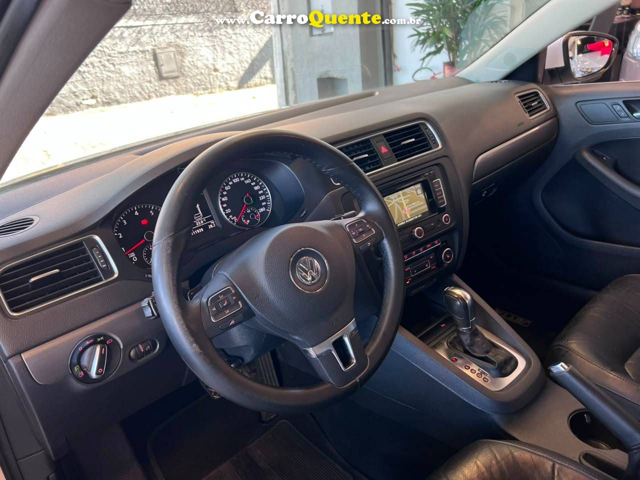 VOLKSWAGEN JETTA 2.0 TSI HIGHLINE 200CV 2012 - Loja