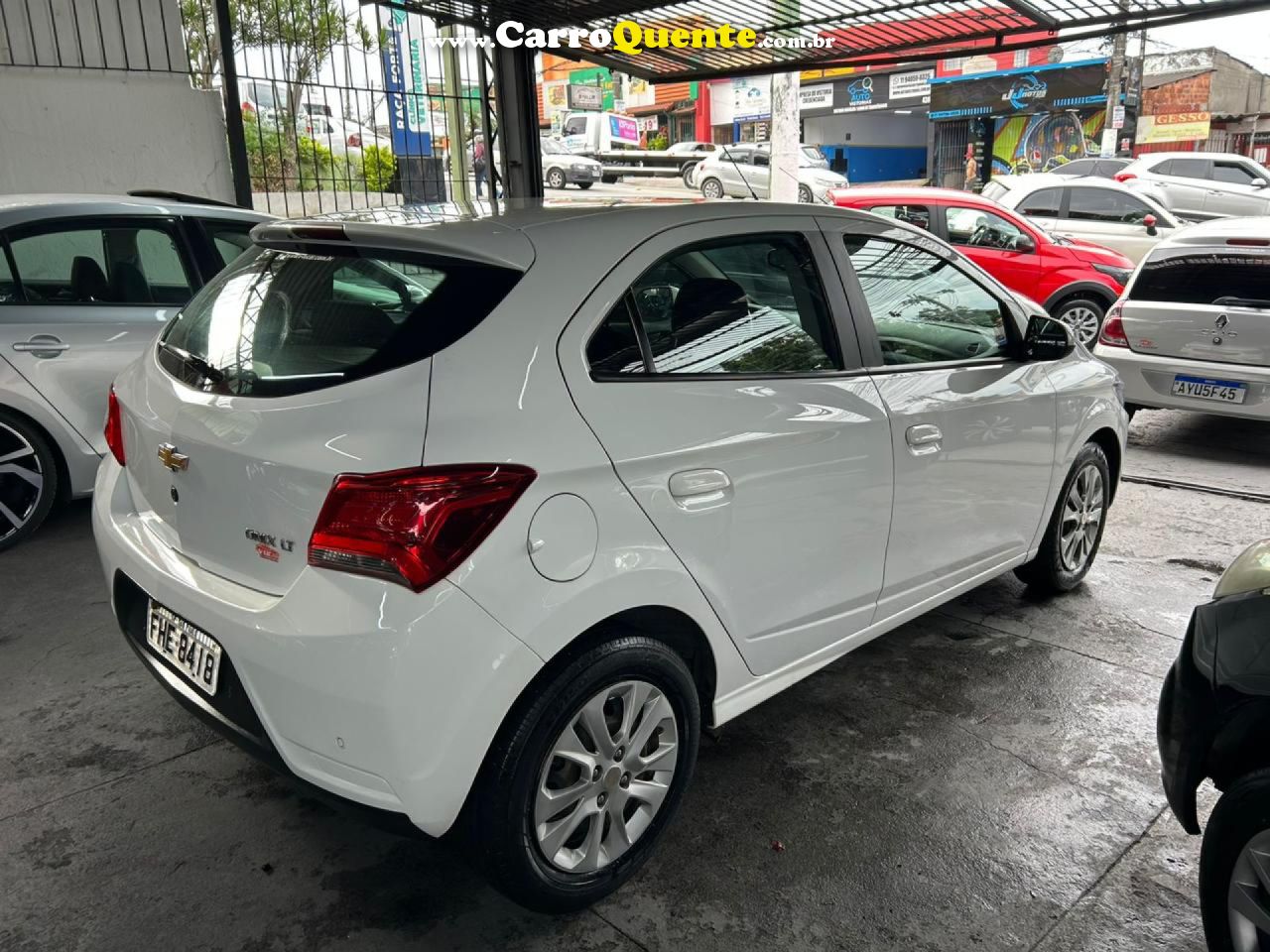 CHEVROLET   ONIX HATCH LT 1.4 8V FLEXPOWER 5P AUT.   BRANCO 2017 1.4 FLEX - Loja