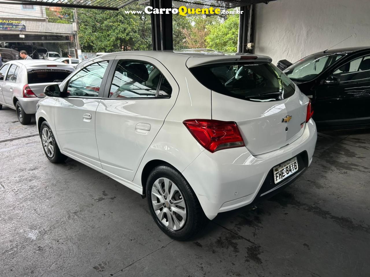 CHEVROLET   ONIX HATCH LT 1.4 8V FLEXPOWER 5P AUT.   BRANCO 2017 1.4 FLEX - Loja