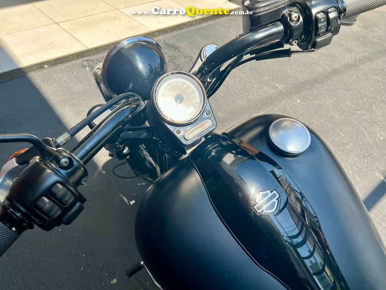 HARLEY-DAVIDSON SOFTAIL BLACKLINE 2012 - Loja