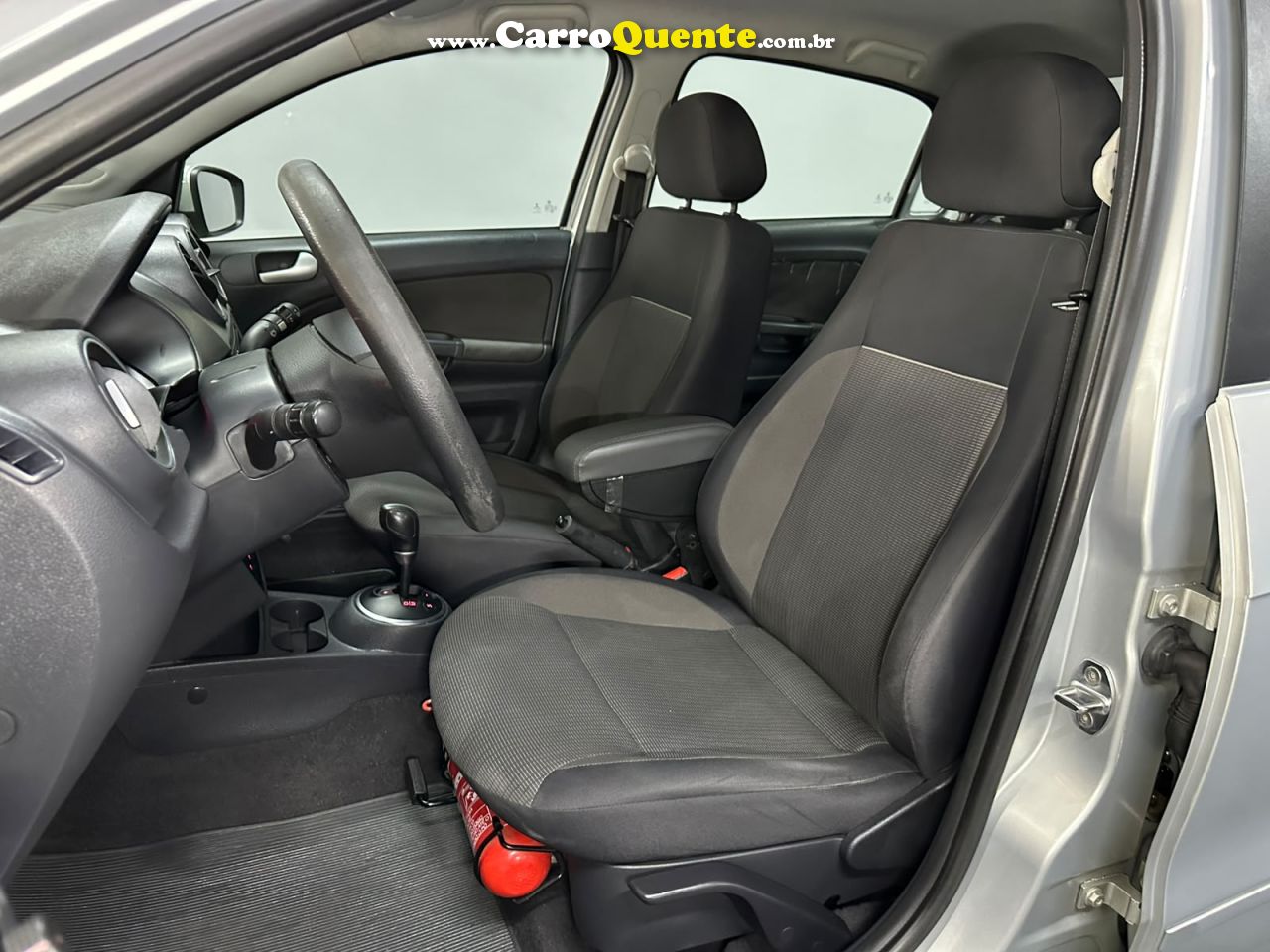 VOLKSWAGEN VOYAGE 1.6 MI TREND 8V 2013 - Loja