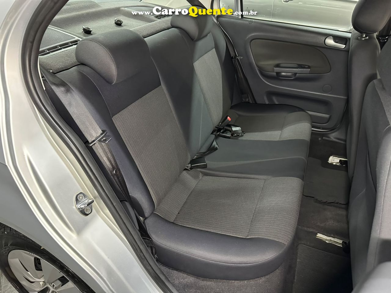 VOLKSWAGEN VOYAGE 1.6 MI TREND 8V 2013 - Loja