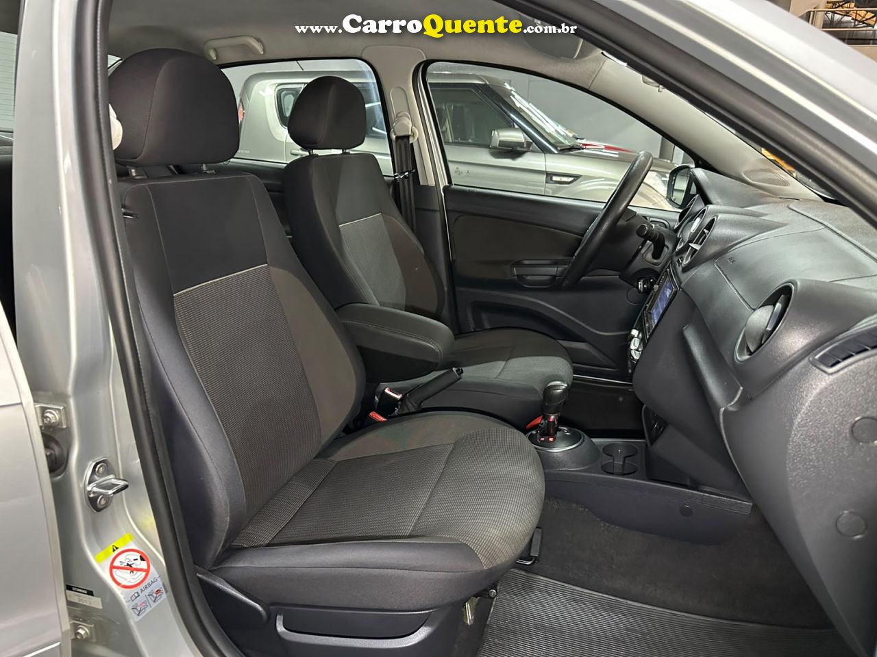 VOLKSWAGEN VOYAGE 1.6 MI TREND 8V 2013 - Loja