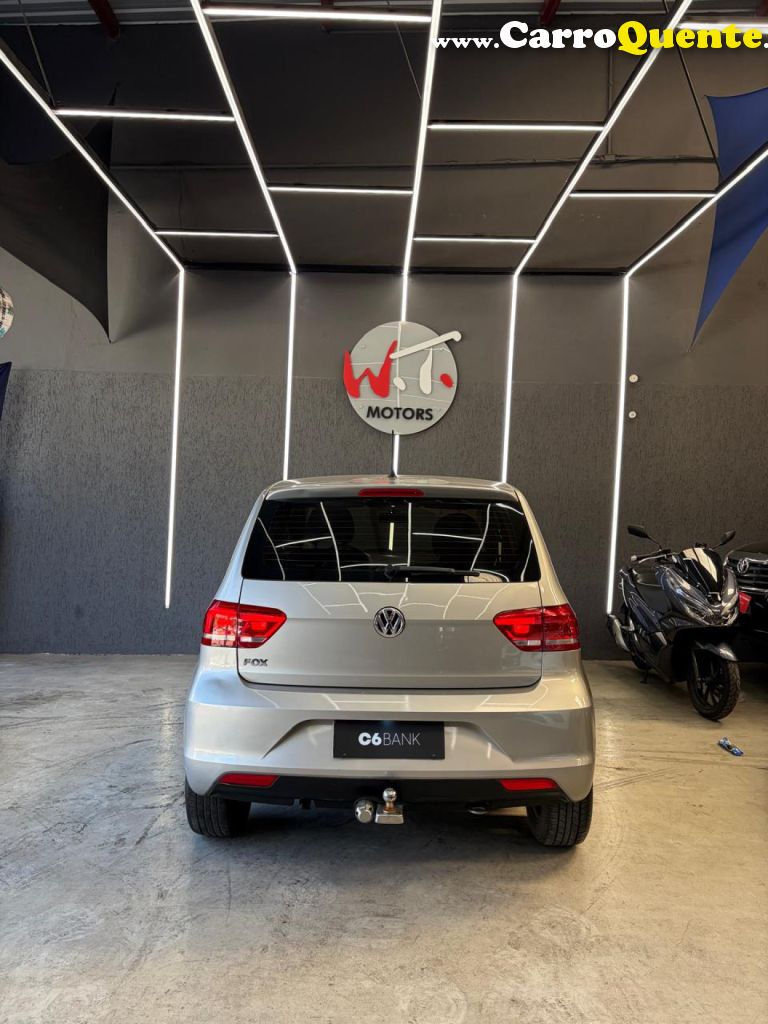 VOLKSWAGEN   FOX TRENDLINE 1.0 FLEX 12V 5P   PRATA 2017 1.0 FLEX - Loja