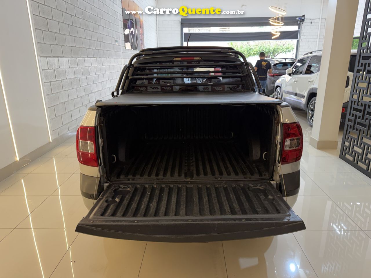 VOLKSWAGEN   SAVEIRO TRENDLINE 1.6 T.FLEX 8V CD   PRATA 2016 1.6 GASOLINA - Loja