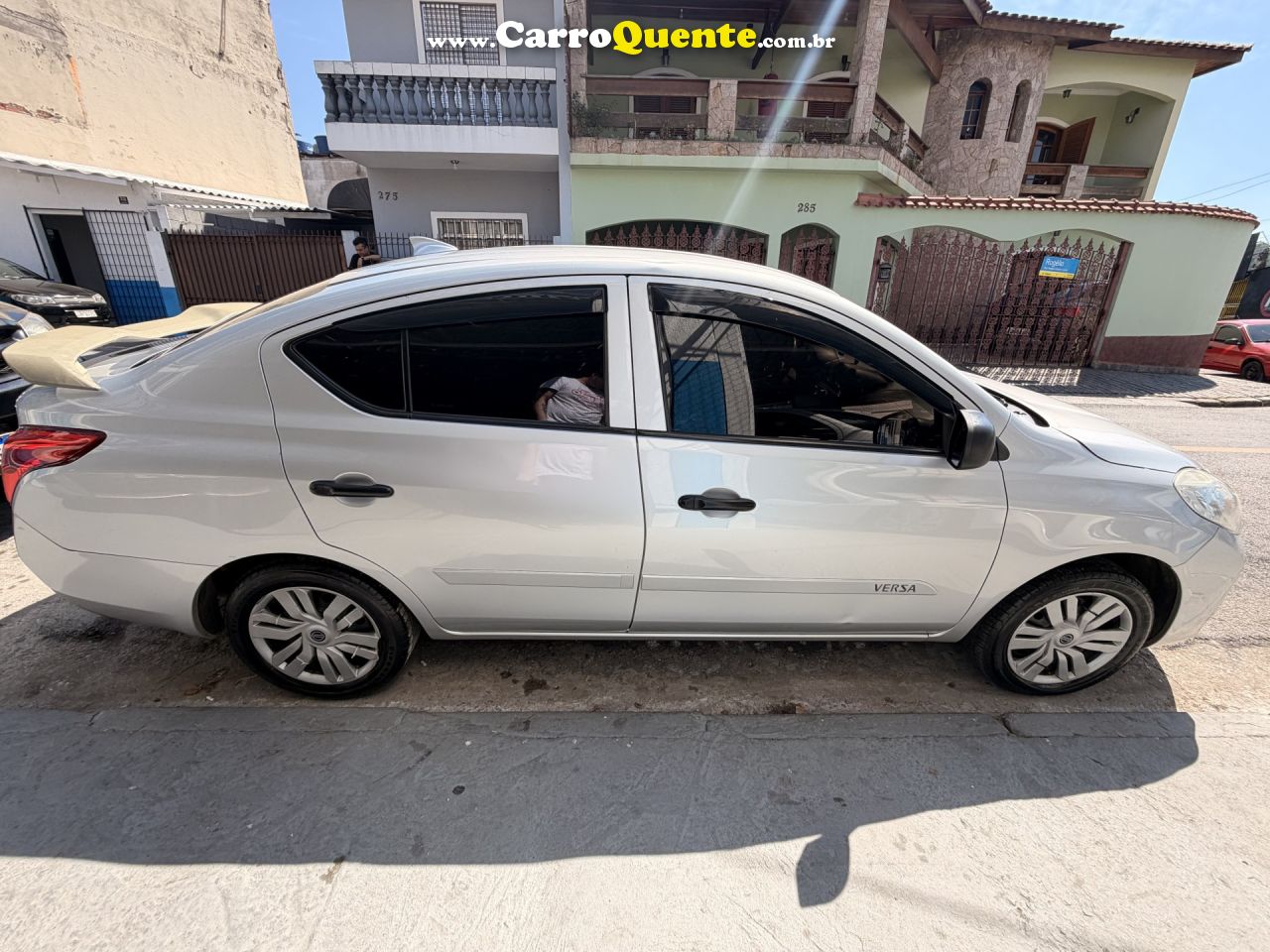 NISSAN   VERSA S 1.6 16V FLEX FUEL 4P MEC.   PRATA 2013 1.6 FLEX - Loja