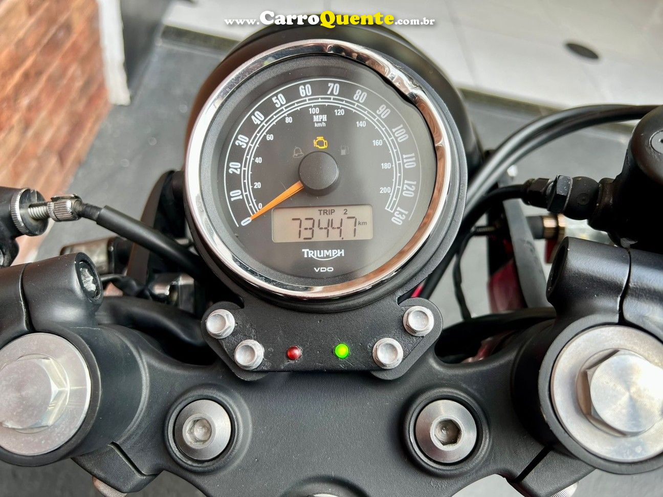 TRIUMPH BONNEVILLE T 100 865 2014 - Loja