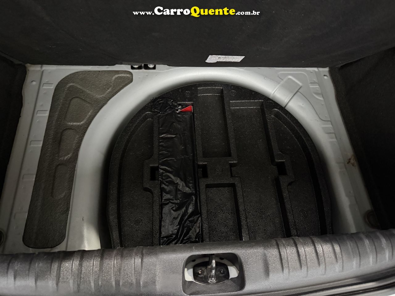 CHEVROLET   ONIX HATCH LT 1.4 8V FLEXPOWER 5P MEC.   PRATA 2013 1.4 FLEX - Loja