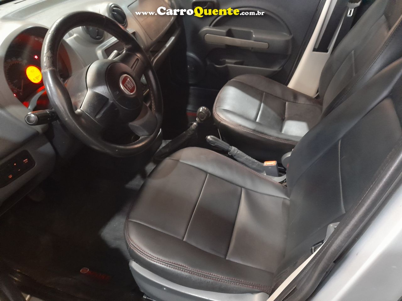 FIAT   UNO VIVACE   PRATA 2013 1.0 FLEX - Loja