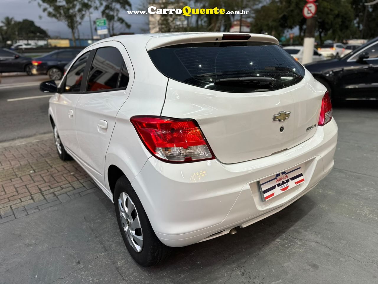 CHEVROLET   ONIX HATCH LT 1.0 8V FLEXPOWER 5P MEC.   BRANCO 2015 1.0 FLEX - Loja