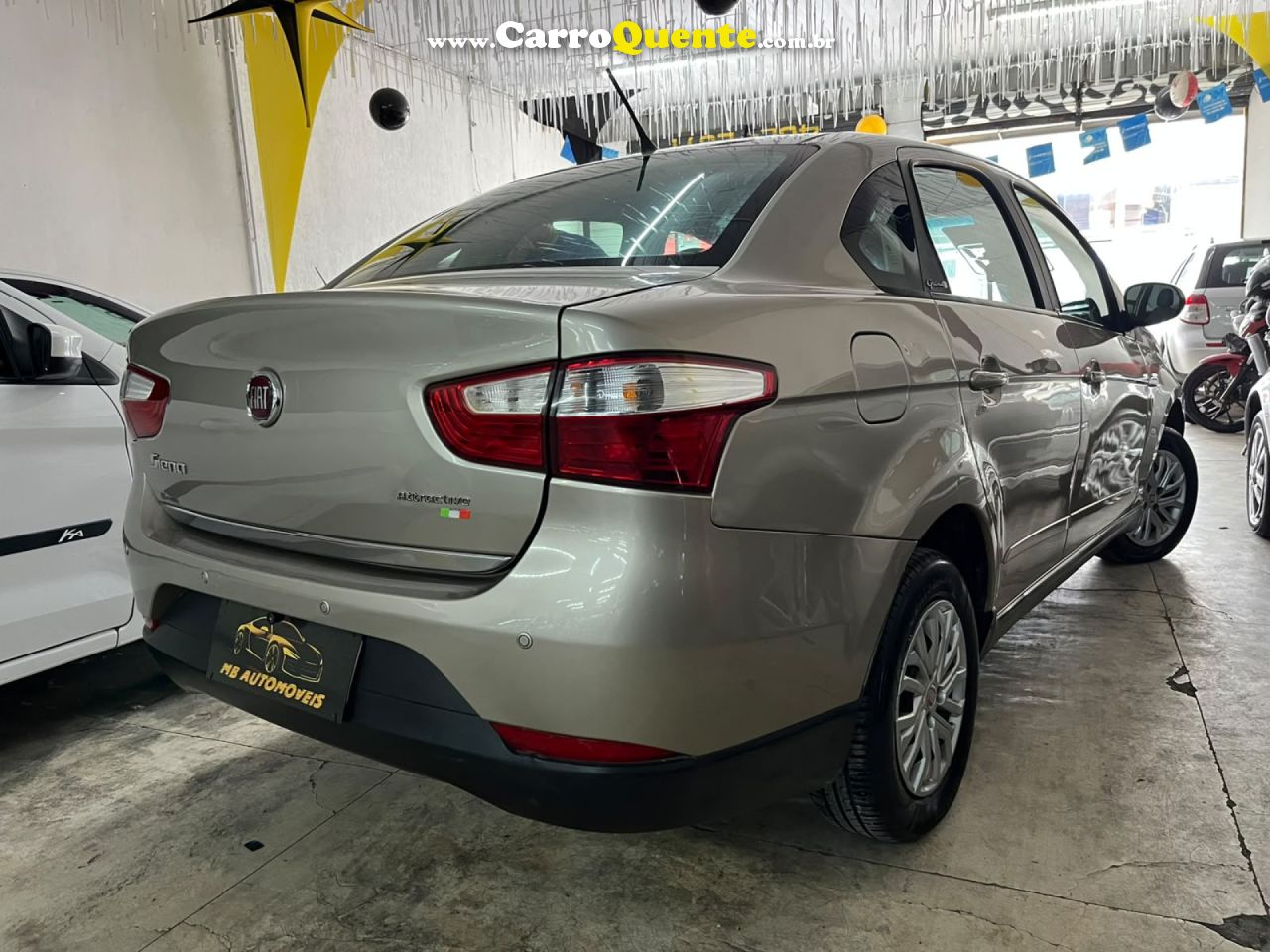 FIAT   GRAND SIENA ATTRAC. 1.4 EVO F.FLEX 8V   DOURADO 2013 1.4 GASOLINA - Loja