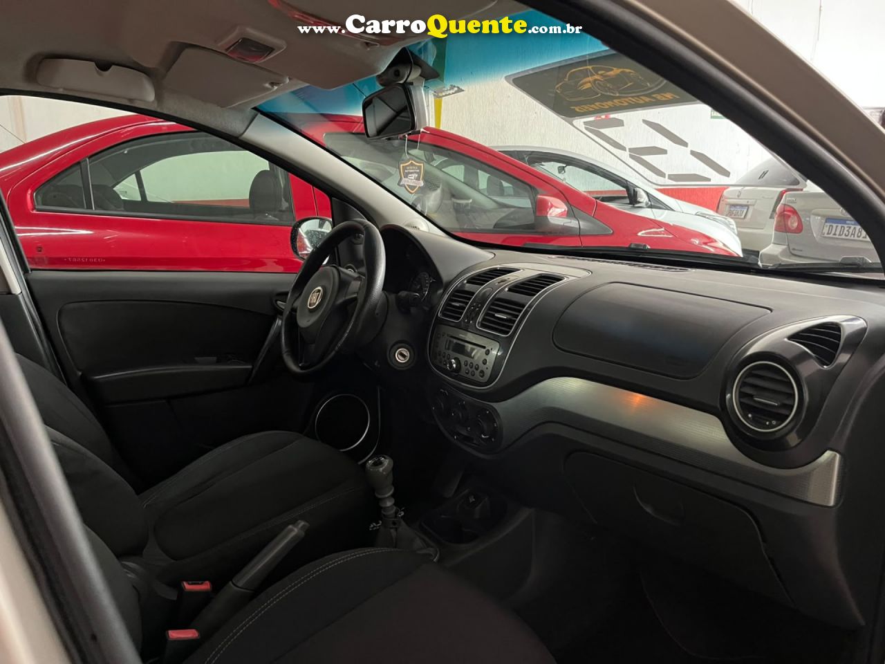 FIAT   GRAND SIENA ATTRAC. 1.4 EVO F.FLEX 8V   DOURADO 2013 1.4 GASOLINA - Loja