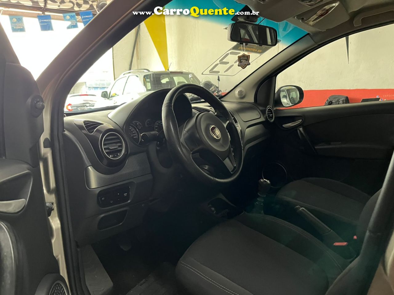 FIAT   GRAND SIENA ATTRAC. 1.4 EVO F.FLEX 8V   DOURADO 2013 1.4 GASOLINA - Loja