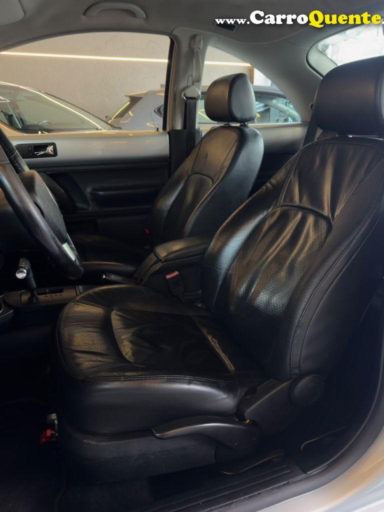 VOLKSWAGEN   NEW BEETLE 2.0 MI MEC.AUT.   PRATA 2009 2.0 GASOLINA - Loja
