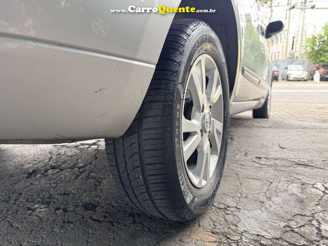 NISSAN   LIVINA S 1.6 16V FLEX FUEL MEC.   PRATA 2013 1.6 FLEX - Loja