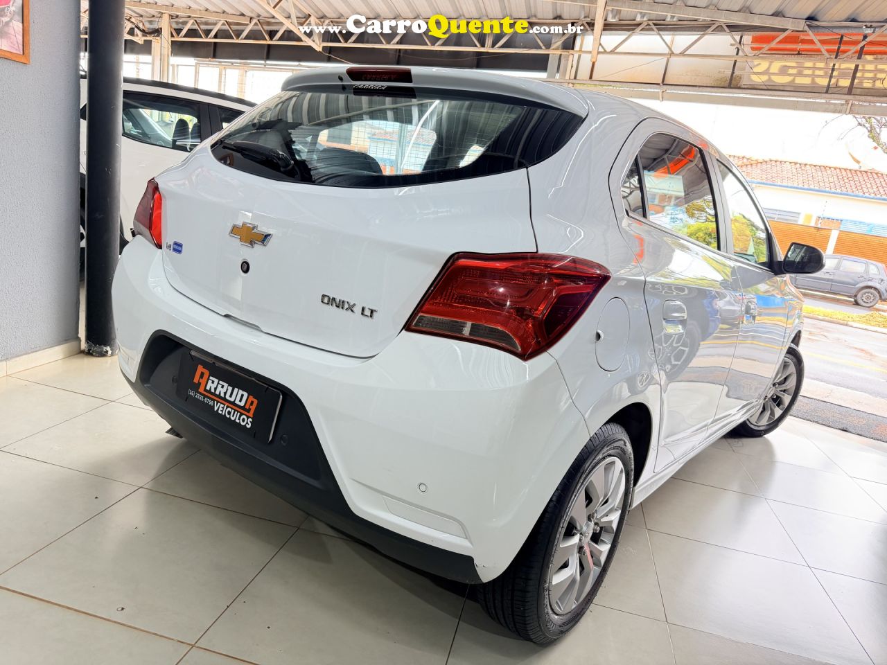 CHEVROLET   ONIX HATCH LT 1.4 8V FLEXPOWER 5P MEC.   BRANCO 2017 1.4 FLEX - Loja