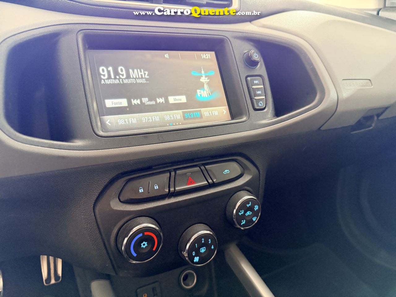 CHEVROLET   ONIX HATCH LT 1.4 8V FLEXPOWER 5P MEC.   BRANCO 2017 1.4 FLEX - Loja