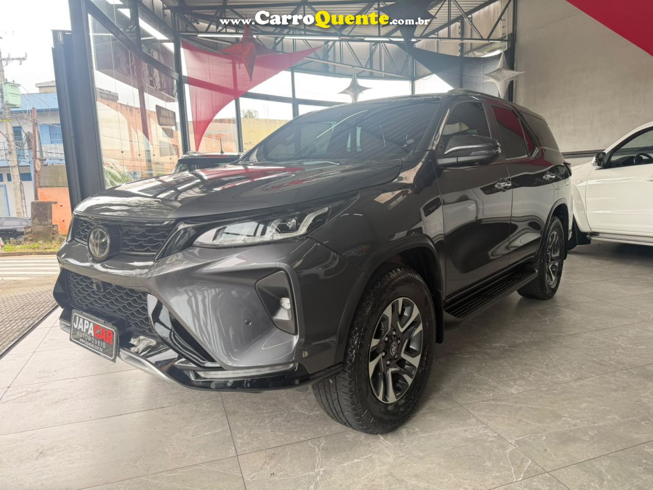 TOYOTA   HILUX SW4 DIAMOND 2.8 TB 4X4 DIE. AUT.   CINZA 2024 2.8 GASOLINA - Loja
