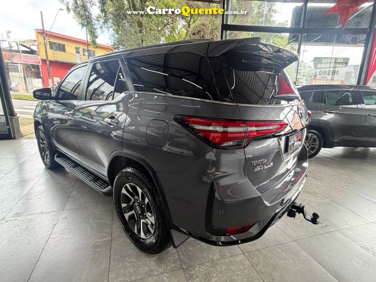 TOYOTA   HILUX SW4 DIAMOND 2.8 TB 4X4 DIE. AUT.   CINZA 2024 2.8 GASOLINA - Loja