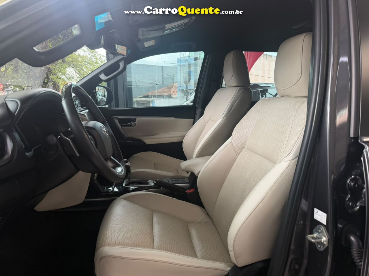 TOYOTA   HILUX SW4 DIAMOND 2.8 TB 4X4 DIE. AUT.   CINZA 2024 2.8 GASOLINA - Loja