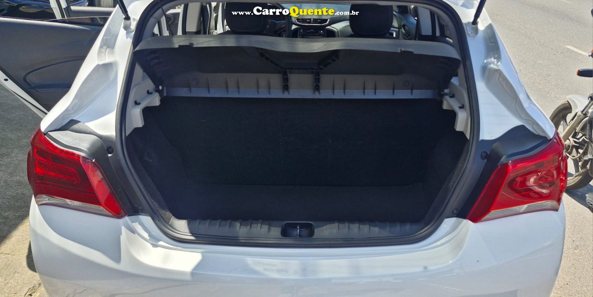 CHEVROLET   ONIX HATCH LT 1.0 8V FLEXPOWER 5P MEC.   BRANCO 2018 1.0 FLEX - Loja