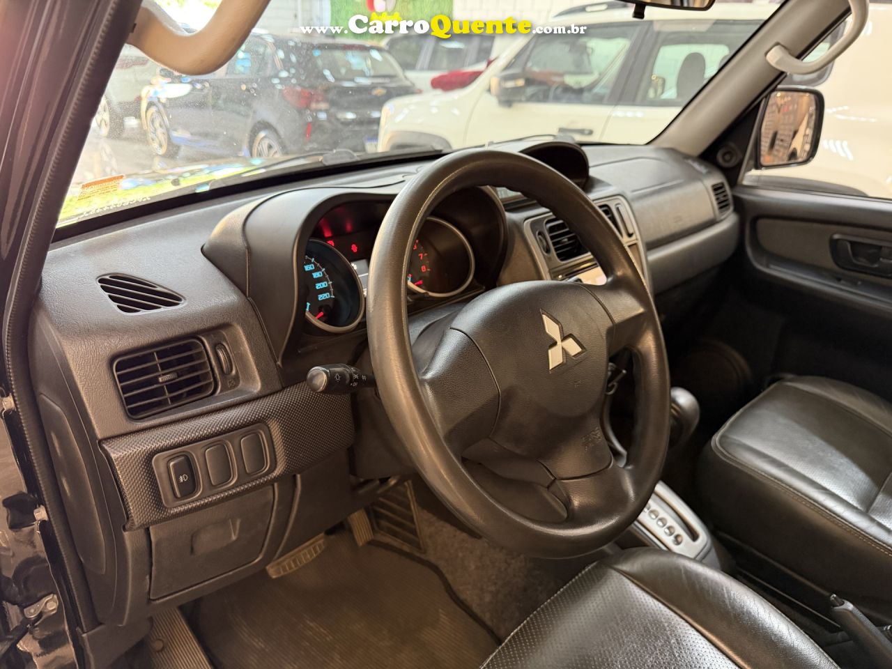 MITSUBISHI   PAJERO TR4 2.0 2.0 FLEX 16V 4X4 AUT.   PRETO 2015 2.0 FLEX - Loja