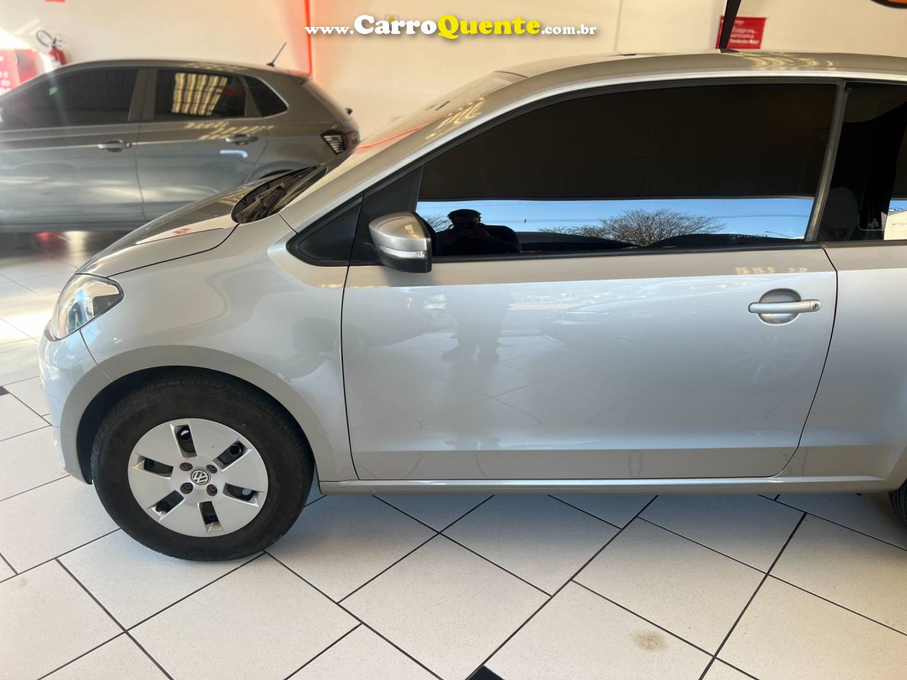 VOLKSWAGEN UP 1.0 MPI MOVE UP 12V 2015 - Loja