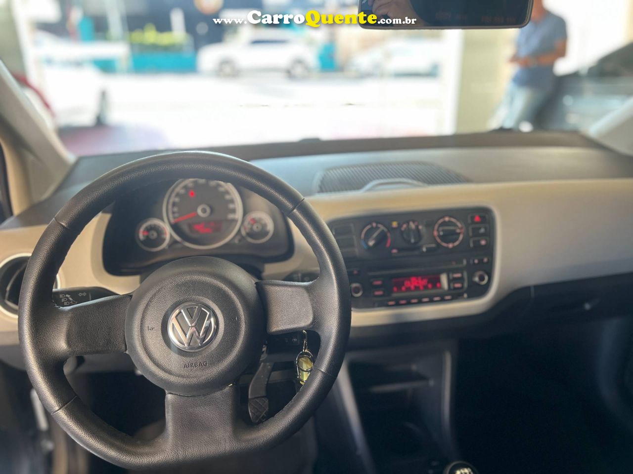 VOLKSWAGEN UP 1.0 MPI MOVE UP 12V 2015 - Loja
