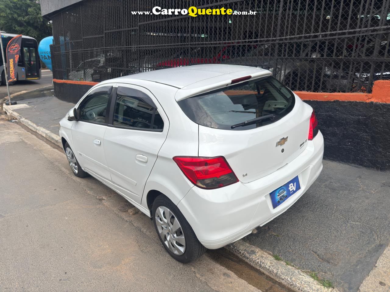 CHEVROLET   ONIX HATCH LT 1.4 8V FLEXPOWER 5P MEC.   BRANCO 2016 1.4 FLEX - Loja