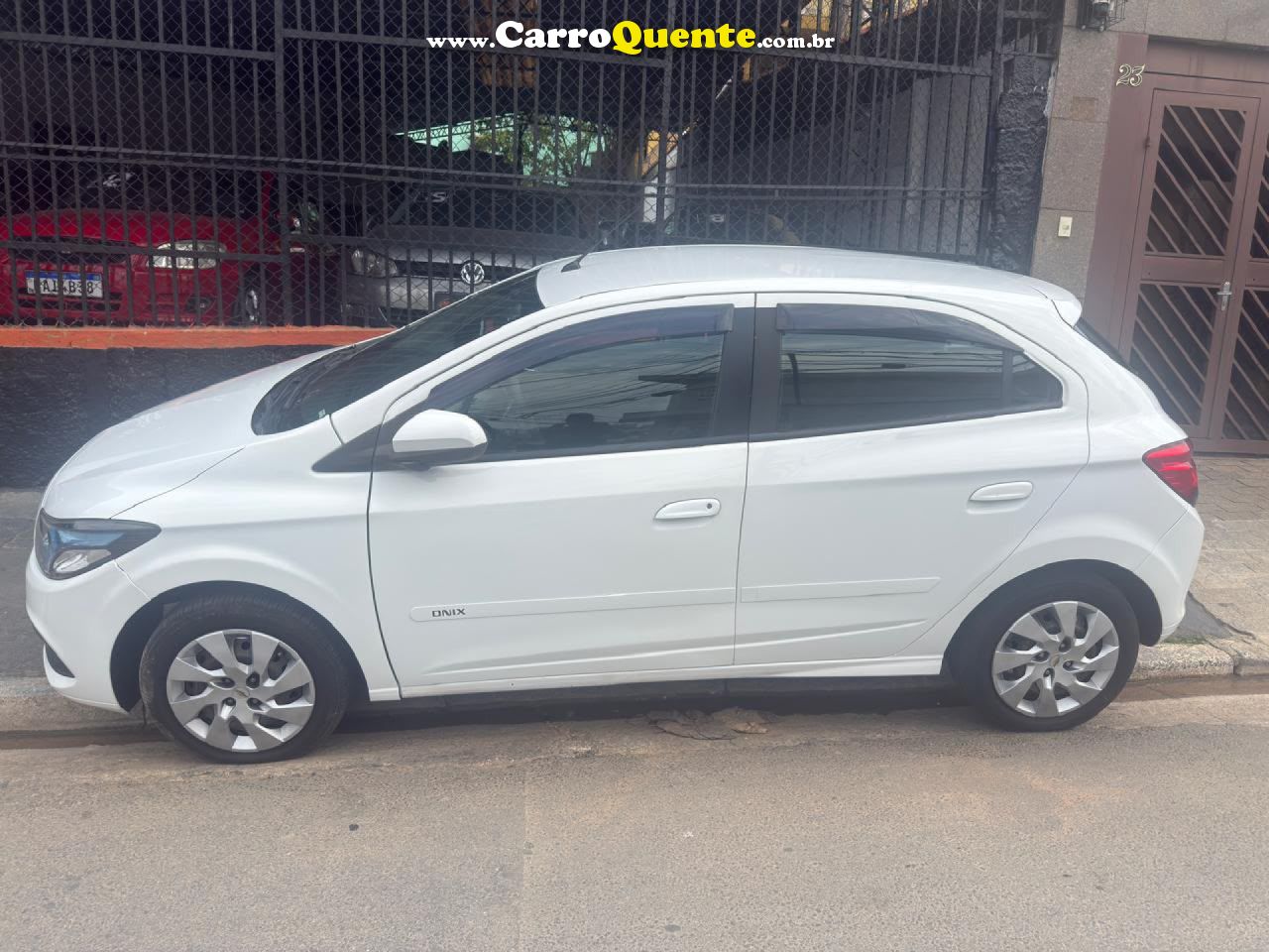 CHEVROLET   ONIX HATCH LT 1.4 8V FLEXPOWER 5P MEC.   BRANCO 2016 1.4 FLEX - Loja