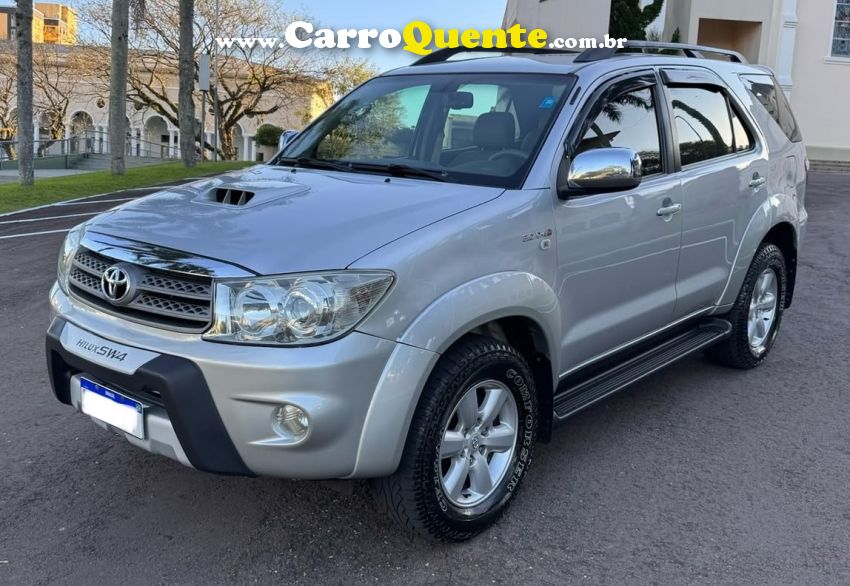 Toyota HILUX SW4 3.0 SRV 4X4 7 LUGARES 16V TURBO INTERCOOLER DIESEL 4P AUTOMÁTICO - Loja