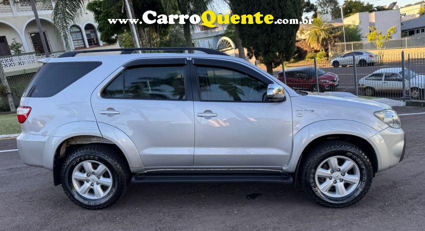 Toyota HILUX SW4 3.0 SRV 4X4 7 LUGARES 16V TURBO INTERCOOLER DIESEL 4P AUTOMÁTICO - Loja