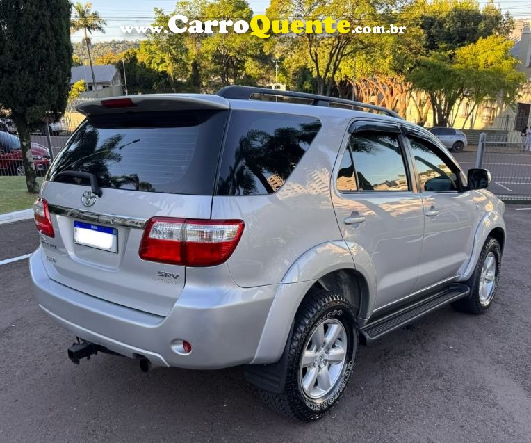 Toyota HILUX SW4 3.0 SRV 4X4 7 LUGARES 16V TURBO INTERCOOLER DIESEL 4P AUTOMÁTICO - Loja