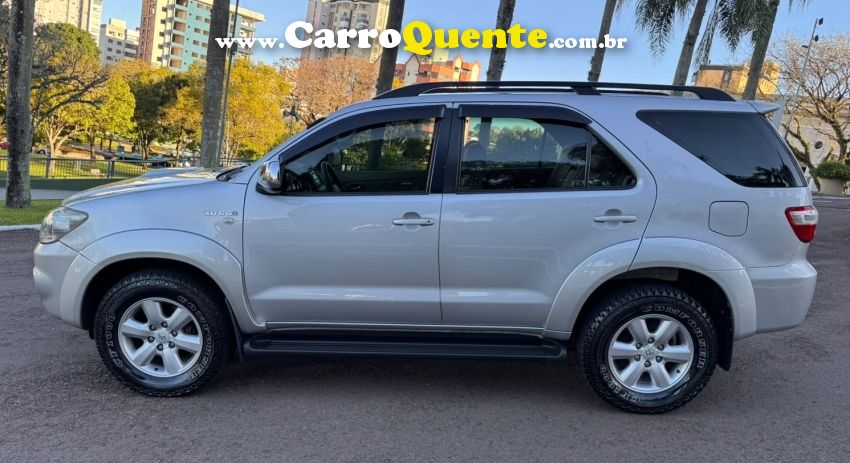 Toyota HILUX SW4 3.0 SRV 4X4 7 LUGARES 16V TURBO INTERCOOLER DIESEL 4P AUTOMÁTICO - Loja