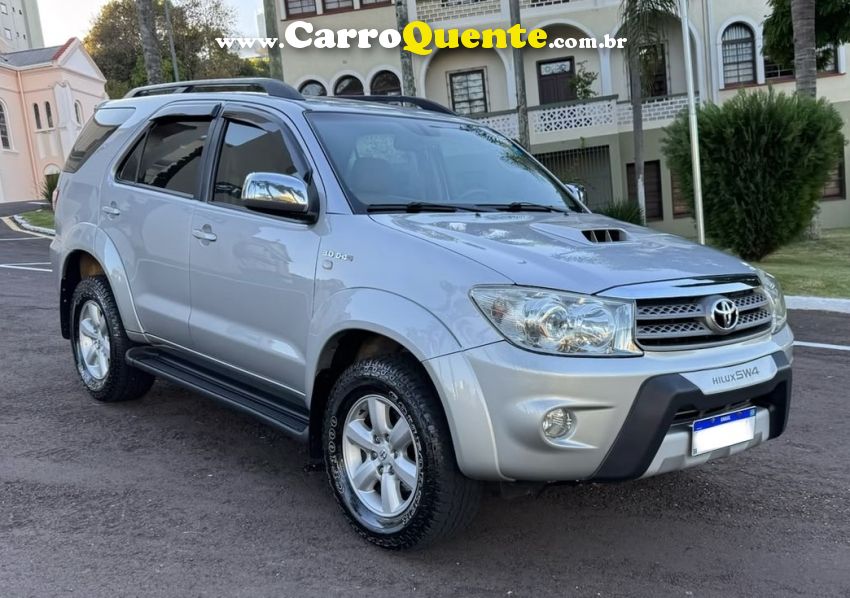 Toyota HILUX SW4 3.0 SRV 4X4 7 LUGARES 16V TURBO INTERCOOLER DIESEL 4P AUTOMÁTICO - Loja