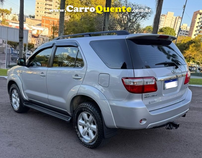 Toyota HILUX SW4 3.0 SRV 4X4 7 LUGARES 16V TURBO INTERCOOLER DIESEL 4P AUTOMÁTICO - Loja