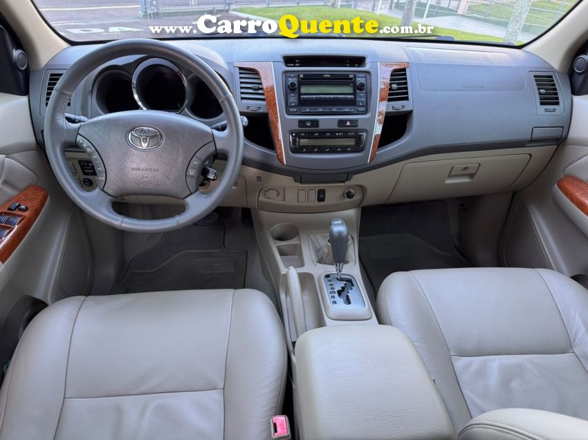 Toyota HILUX SW4 3.0 SRV 4X4 7 LUGARES 16V TURBO INTERCOOLER DIESEL 4P AUTOMÁTICO - Loja