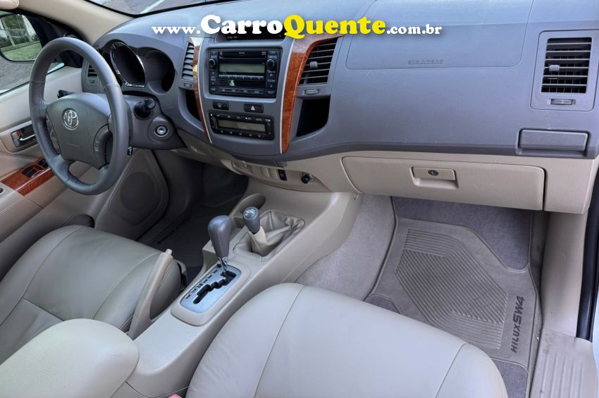 Toyota HILUX SW4 3.0 SRV 4X4 7 LUGARES 16V TURBO INTERCOOLER DIESEL 4P AUTOMÁTICO - Loja