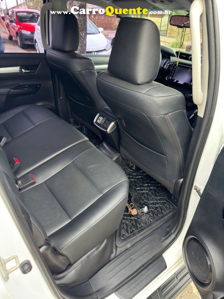 Toyota HILUX 2.8 D-4D TURBO DIESEL CD SRV 4X4 AUTOMÁTICO - Loja