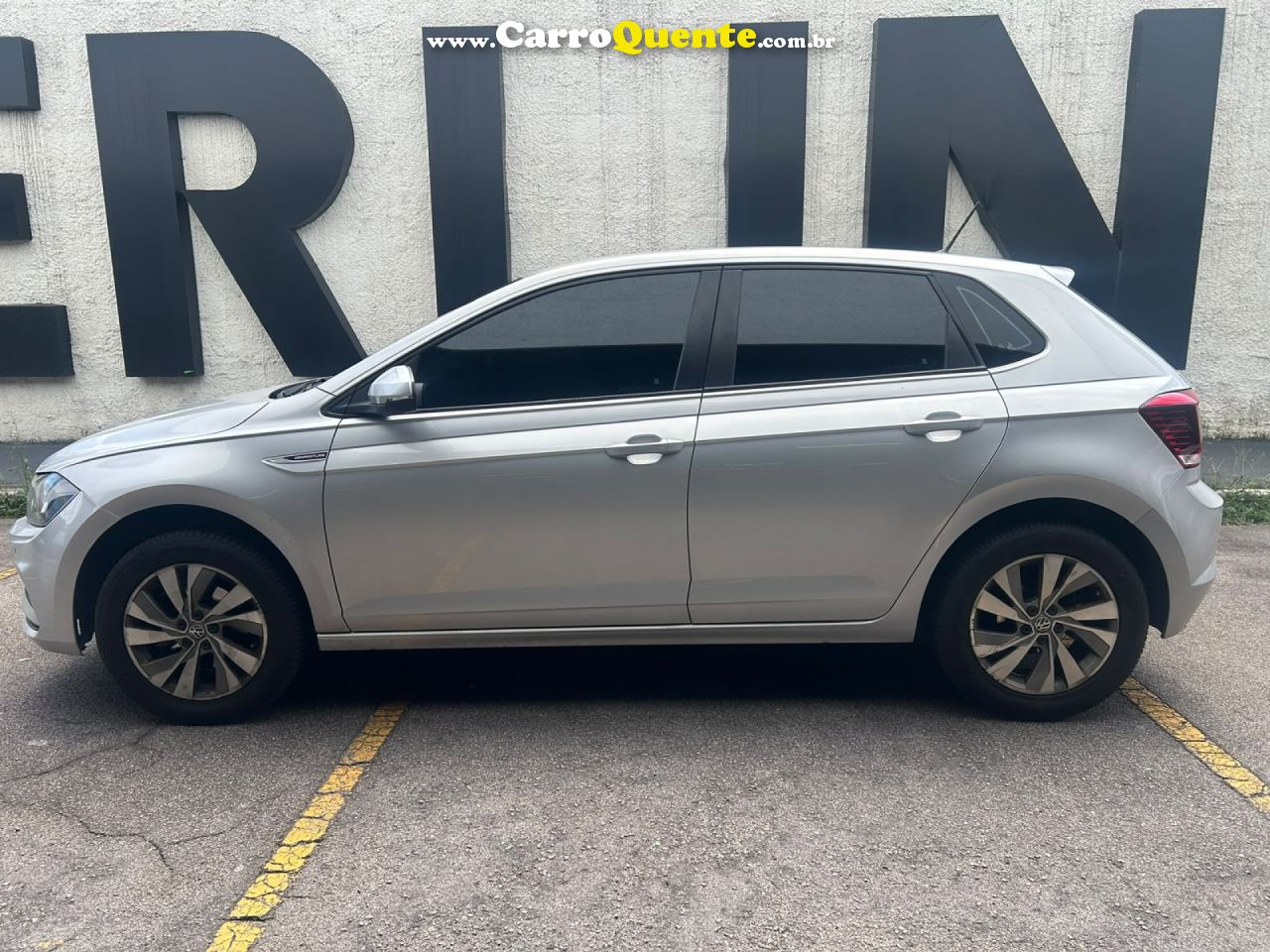 VOLKSWAGEN   POLO COMFORT. 200 TSI 1.0 FLEX 12V AUT.   PRATA 2020 1.0 FLEX - Loja